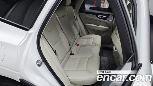 Volvo XC60 2025 — ფოტო 19/20