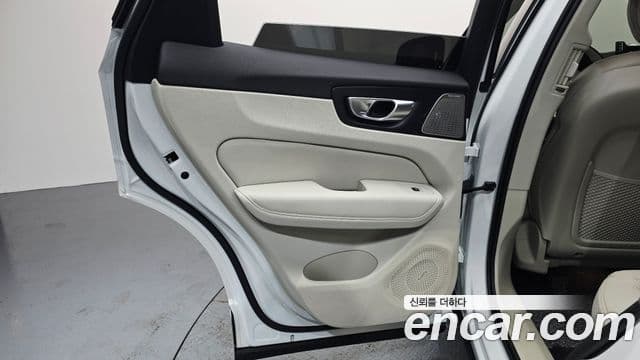 Volvo XC60 2025 — ფოტო 37/38