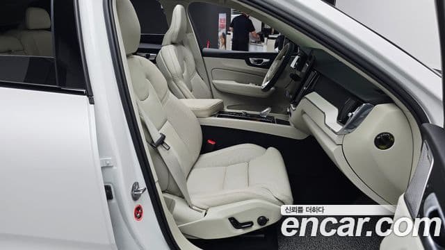 Volvo XC60 2025 — ფოტო 25/38
