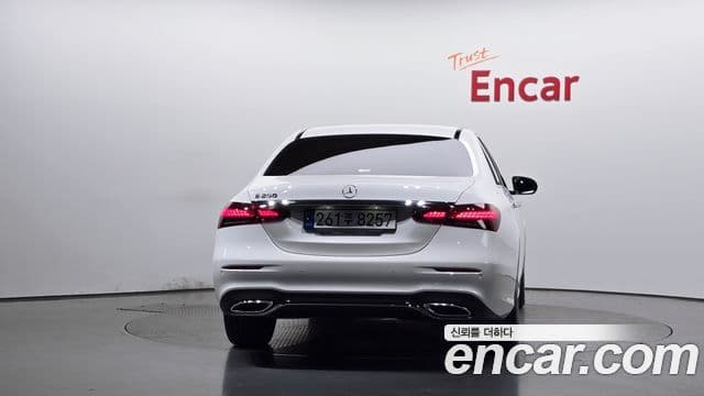 Mercedes-Benz E-Class 2023 — ფოტო 4/20