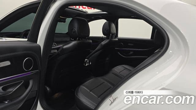 Mercedes-Benz E-Class 2023 — ფოტო 11/20