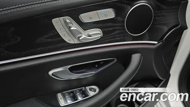 Mercedes-Benz E-Class 2023 — ფოტო 15/20