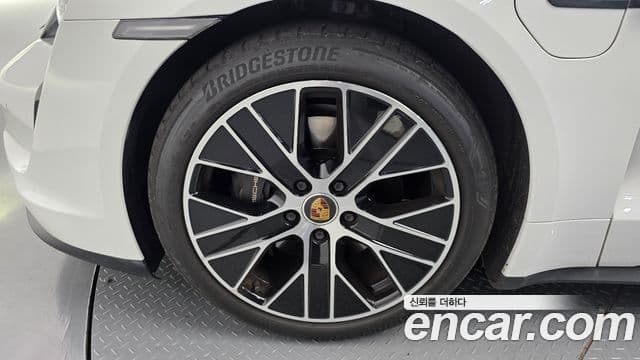 Porsche Taycan 2022 — ფოტო 16/20