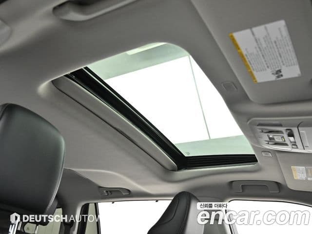 Toyota Highlander 2023 — ფოტო 18/20
