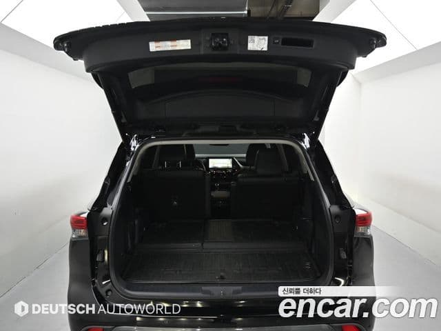 Toyota Highlander 2023 — ფოტო 19/20
