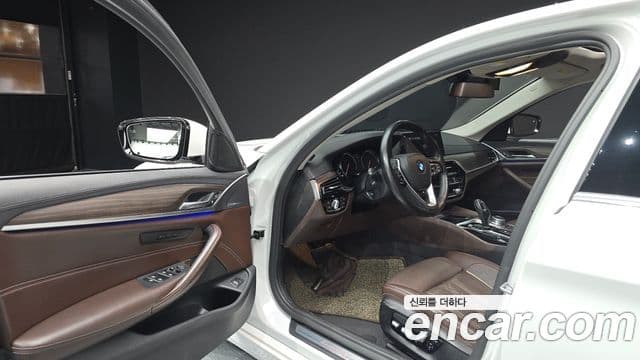 BMW 5 Series 2018 — Şəkil 10/20