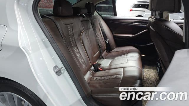 BMW 5 Series 2018 — Şəkil 11/20