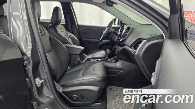 Jeep Cherokee 2020 — Photo 32/36