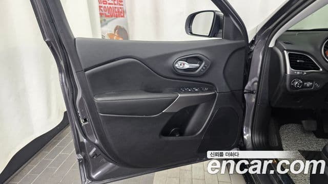 Jeep Cherokee 2020 — Photo 7/36