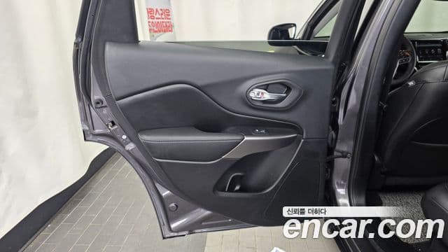 Jeep Cherokee 2020 — Photo 24/36