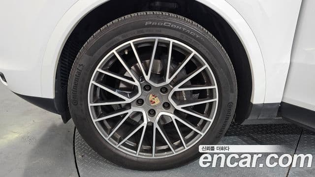 Porsche Cayenne 2023 — ფოტო 16/35