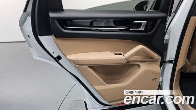 Porsche Cayenne 2023 — ფოტო 29/35