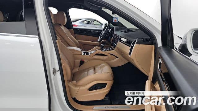 Porsche Cayenne 2023 — ფოტო 32/35