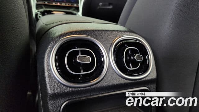 Mercedes-Benz C-Class 2024 — ფოტო 19/20