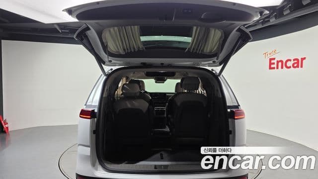 Kia Carnival 2021 — ფოტო 36/40