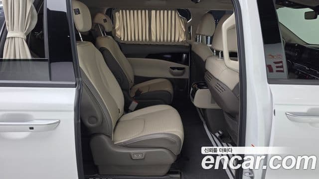 Kia Carnival 2021 — ფოტო 17/40