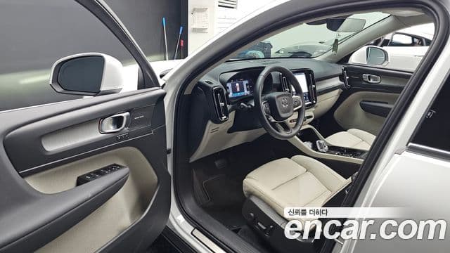 Volvo XC40 2025 — ფოტო 10/20