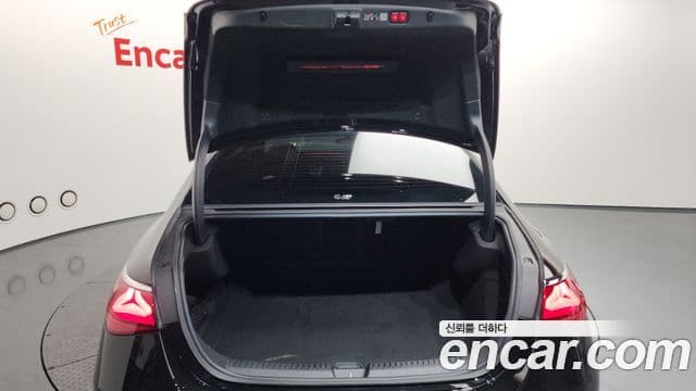 Mercedes-Benz E-Class 2024 — ფოტო 20/20