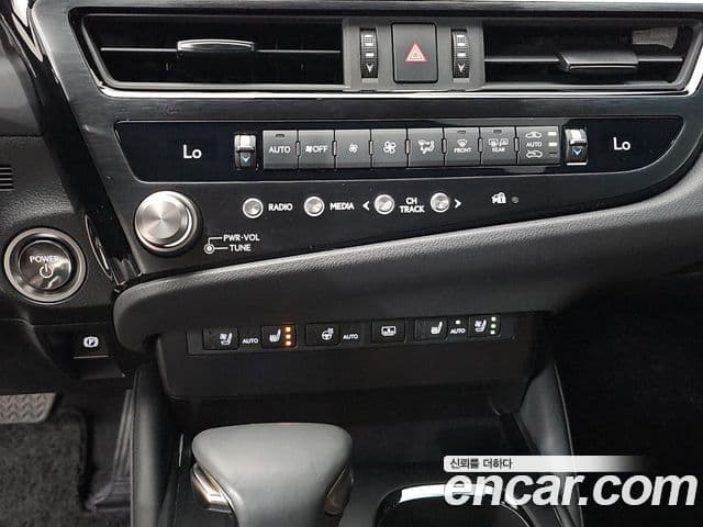 Lexus ES300h 2023 — Şəkil 17/20