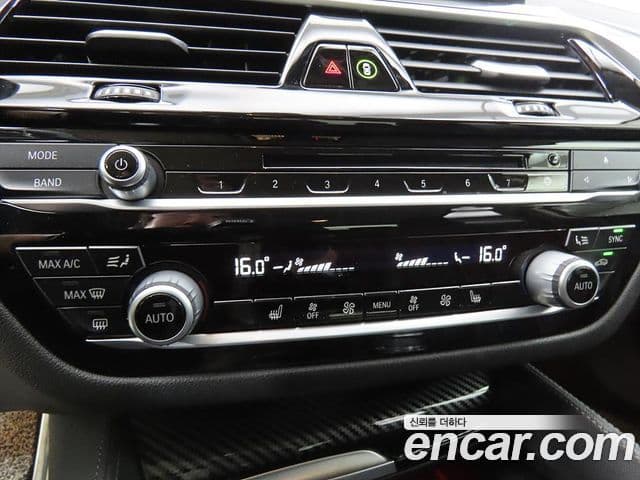 BMW 5 Series 2018 — ფოტო 12/20