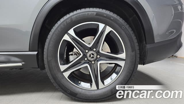 Mercedes-Benz GLE-Class 2021 — Photo 27/32