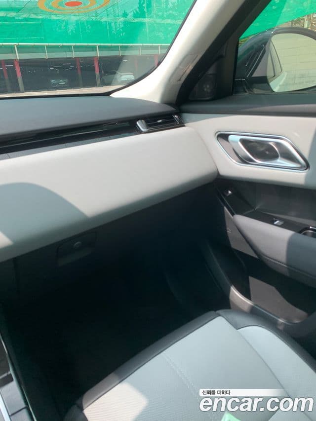 Land Rover Range Rover Velar 2024 — Фото 12/20