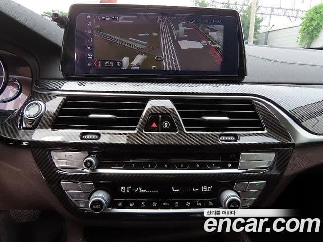 BMW 5 Series 2018 — фото 13 из 20
