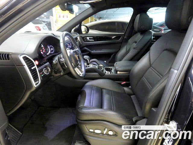 Porsche Cayenne 2019 — ფოტო 13/19