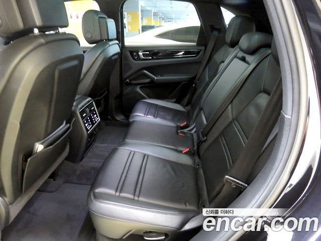 Porsche Cayenne 2019 — ფოტო 8/19