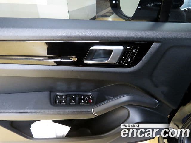 Porsche Cayenne 2019 — ფოტო 17/19