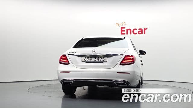 Mercedes-Benz E-Class 2018 — ფოტო 14/20