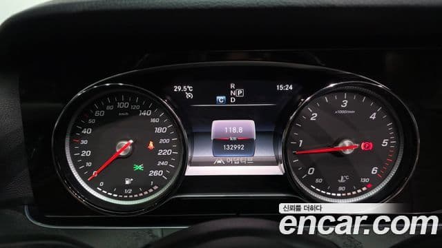 Mercedes-Benz E-Class 2018 — ფოტო 15/20