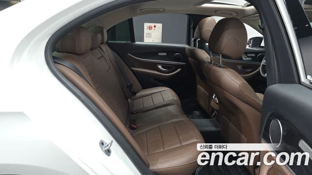 Mercedes-Benz E-Class 2018 — ფოტო 11/20