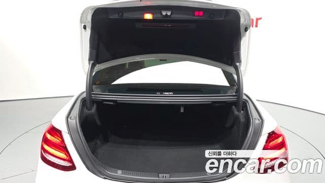 Mercedes-Benz E-Class 2018 — ფოტო 16/20