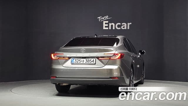 Toyota Camry 2025 — ფოტო 19/33