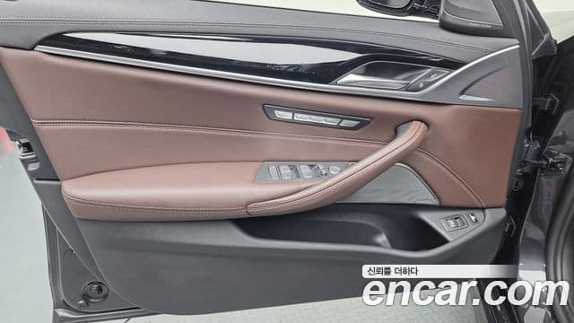 BMW 5 Series 2021 — Photo 27/31