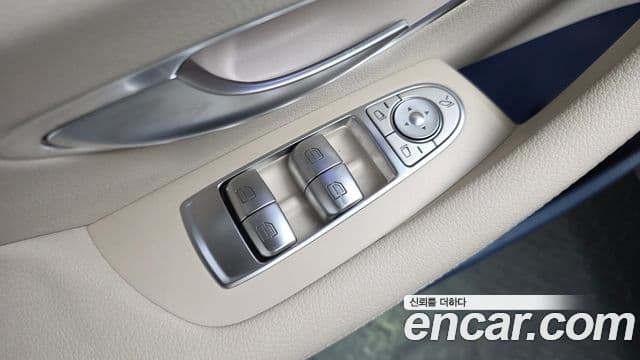 Mercedes-Benz E-Class 2023 — Photo 17/34