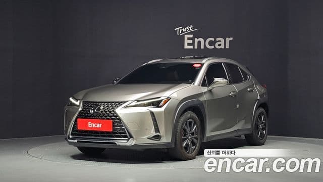 Lexus UX250h 2022 — Фото 1/20