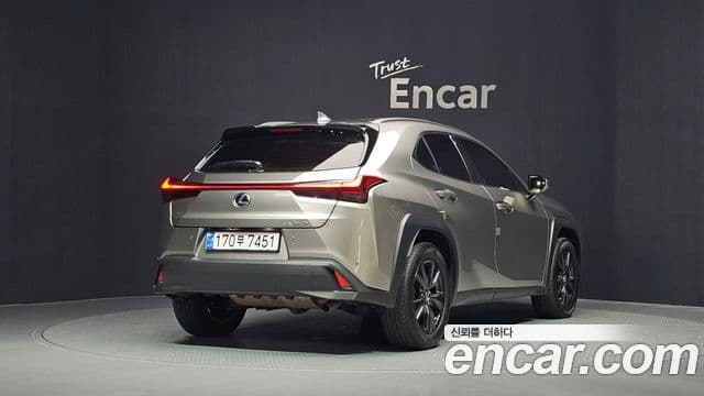 Lexus UX250h 2022 — Фото 2/20