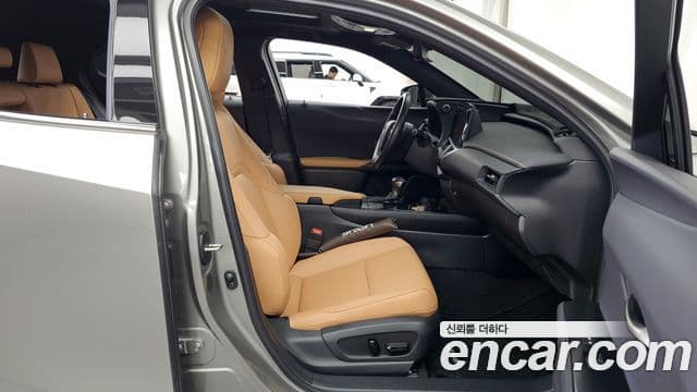 Lexus UX250h 2022 — Фото 11/20
