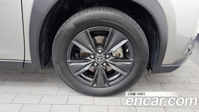 Lexus UX250h 2022 — Photo 28/32