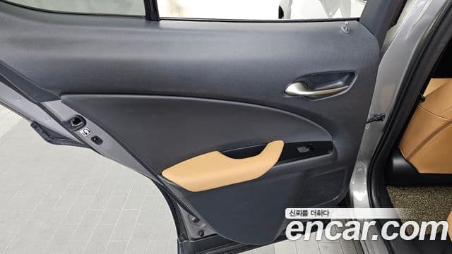 Lexus UX250h 2022 — Photo 5/32