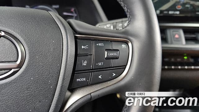 Lexus UX250h 2022 — Photo 31/32