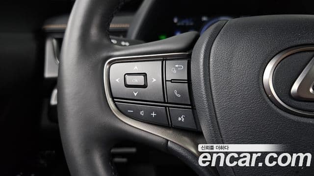 Lexus UX250h 2022 — Photo 8/32