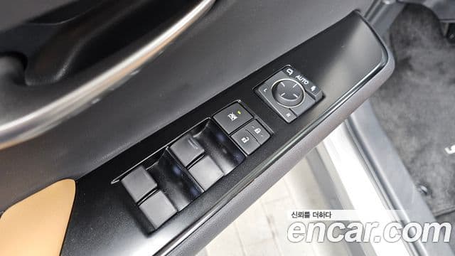Lexus UX250h 2022 — Photo 13/32