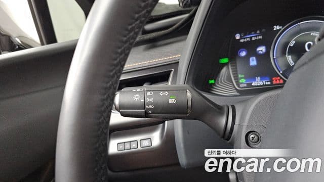 Lexus UX250h 2022 — Photo 6/32