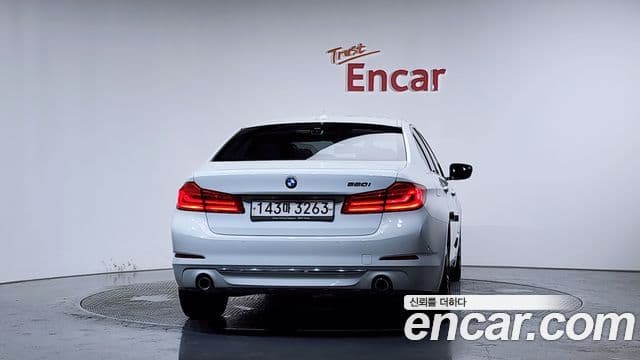 BMW 5 Series 2018 — ფოტო 4/20