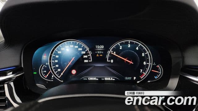 BMW 5 Series 2018 — ფოტო 8/20