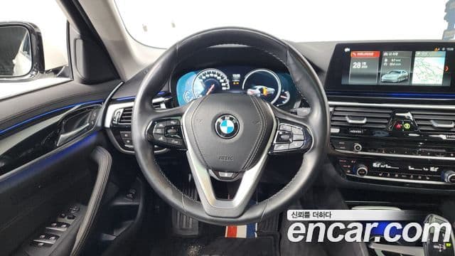 BMW 5 Series 2018 — ფოტო 13/20