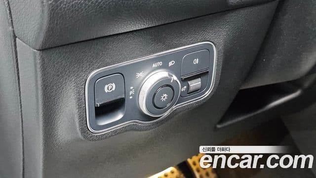 Mercedes-Benz GLB-Class 2023 — Şəkil 14/34